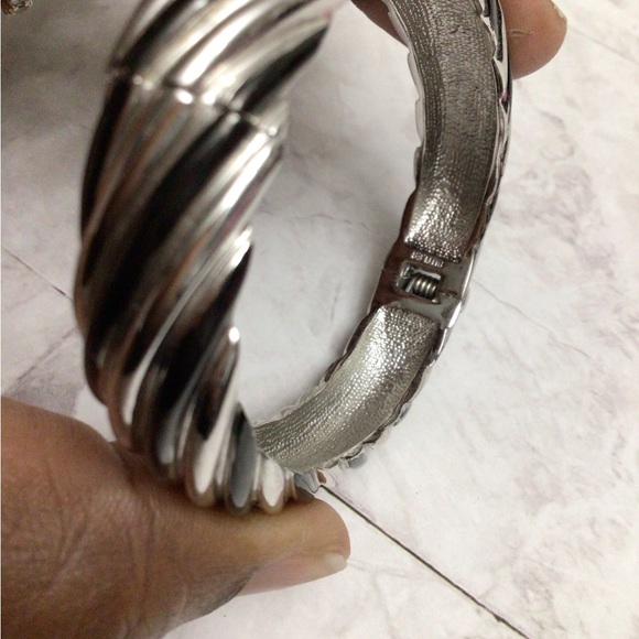 BUTLER Vintage 1980’s Silver and Black tone cuff bracelet - Picture 3 of 6